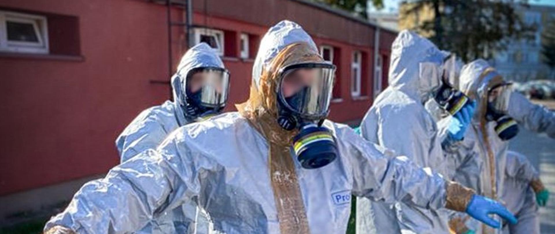 Mężczyźni w kombinezonach