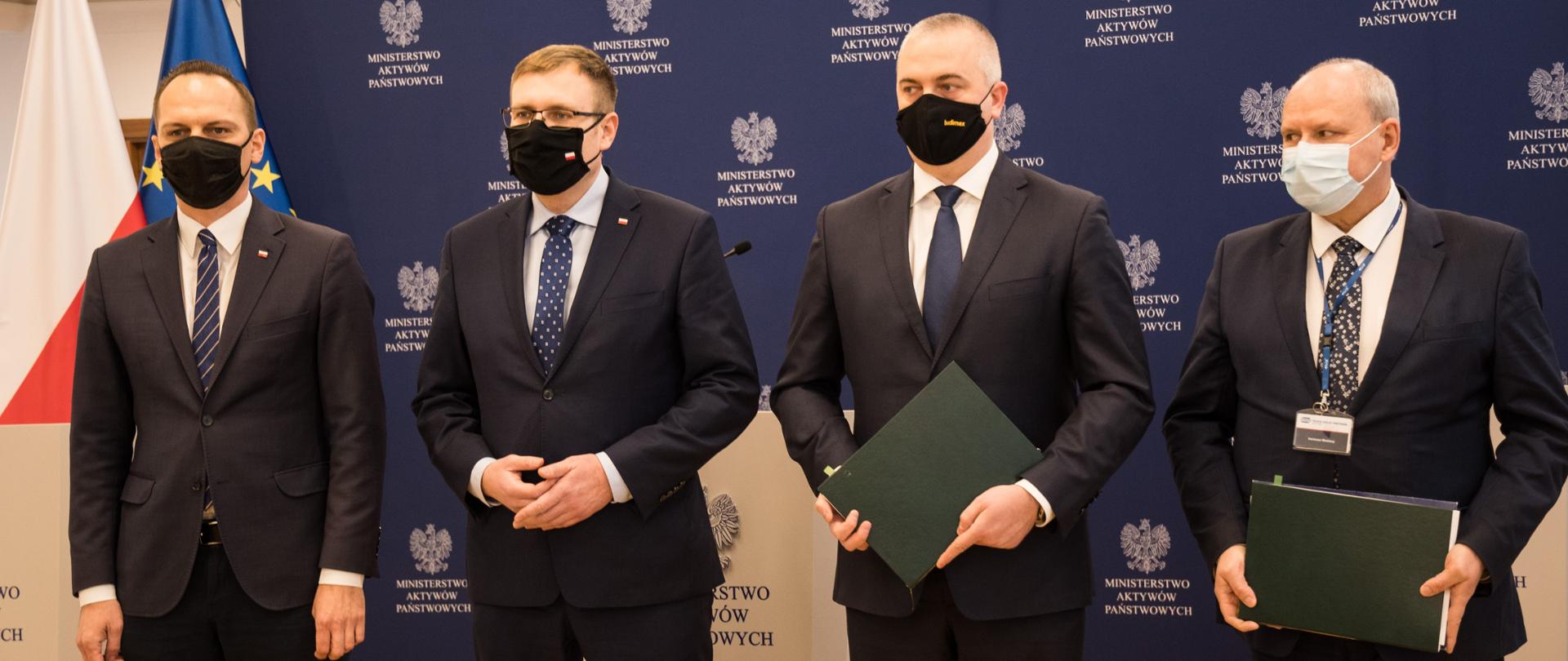 Wiceminister Maciej Małecki wraz z uczestnikami konferencji prasowej