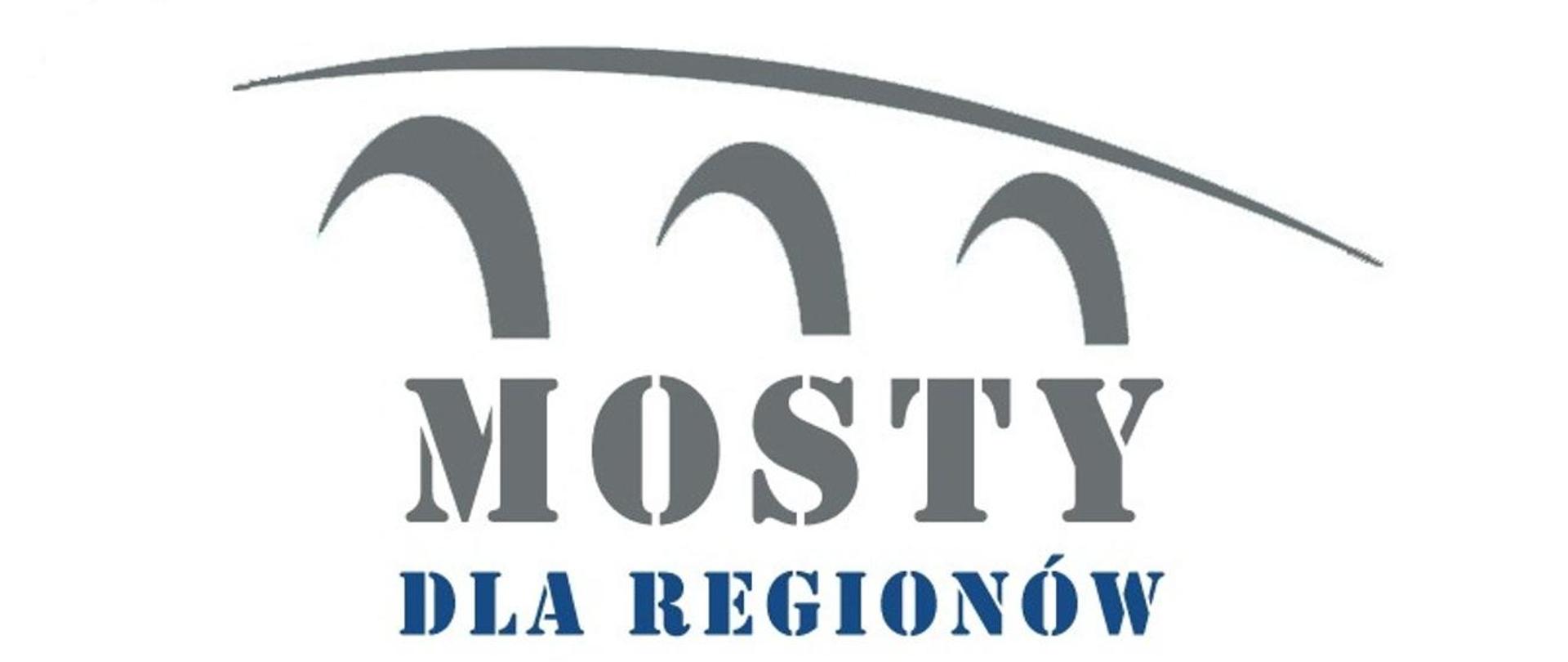 Grafika przedstawiąca logo Programu Mosty dla Regionów. Grafika składa się z trzech elementów. Jest to szary łuk - kontur mostu, opierającego się na trzech łukowatych filarach. Pod zarysem tym jest napis "Mosty" - w kolorze szarym i poniżej "dla regionów" w kolorze granatowym. Tło białe. 
