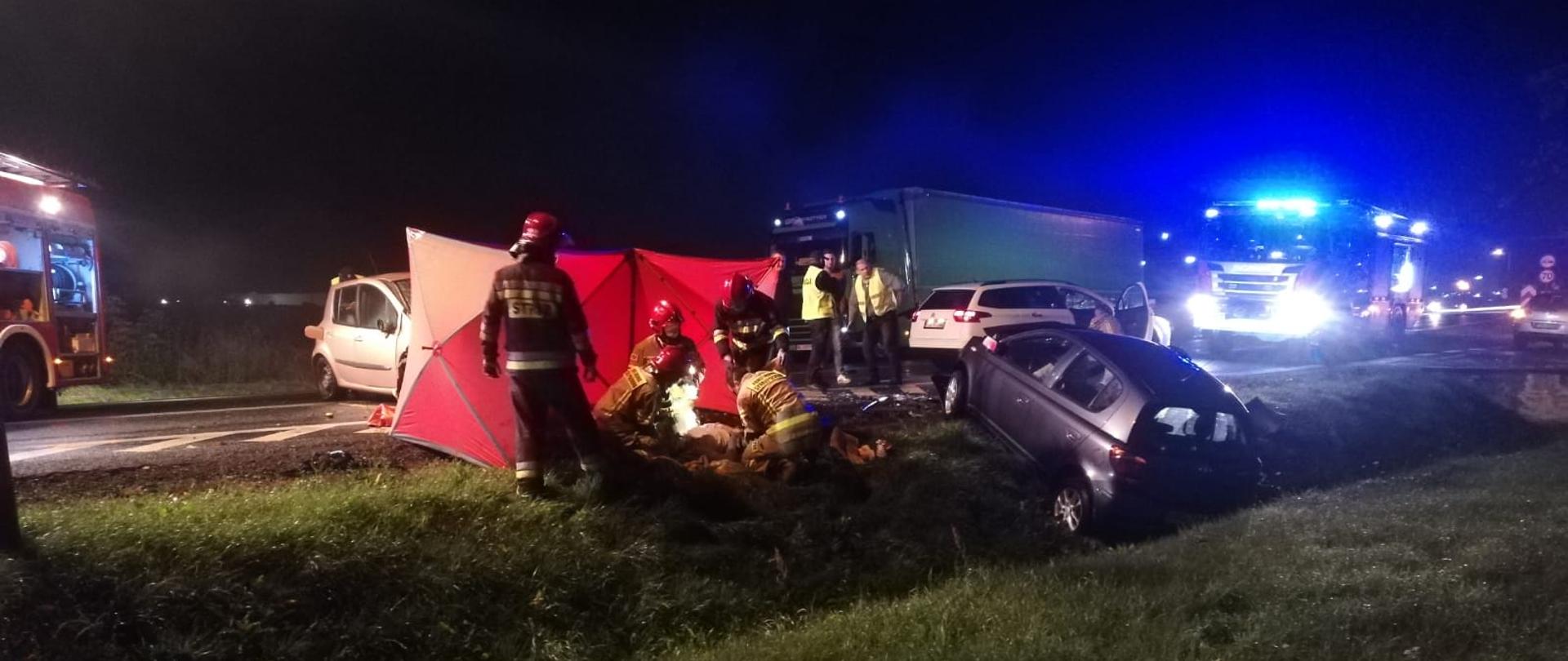 Strażacy udzielają pomocy osobie poszkodowanej w wypadku samochodowym