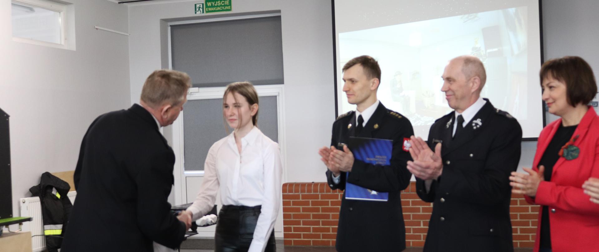 widoczni uczestnicy wydarzenia w zs w perzowie.