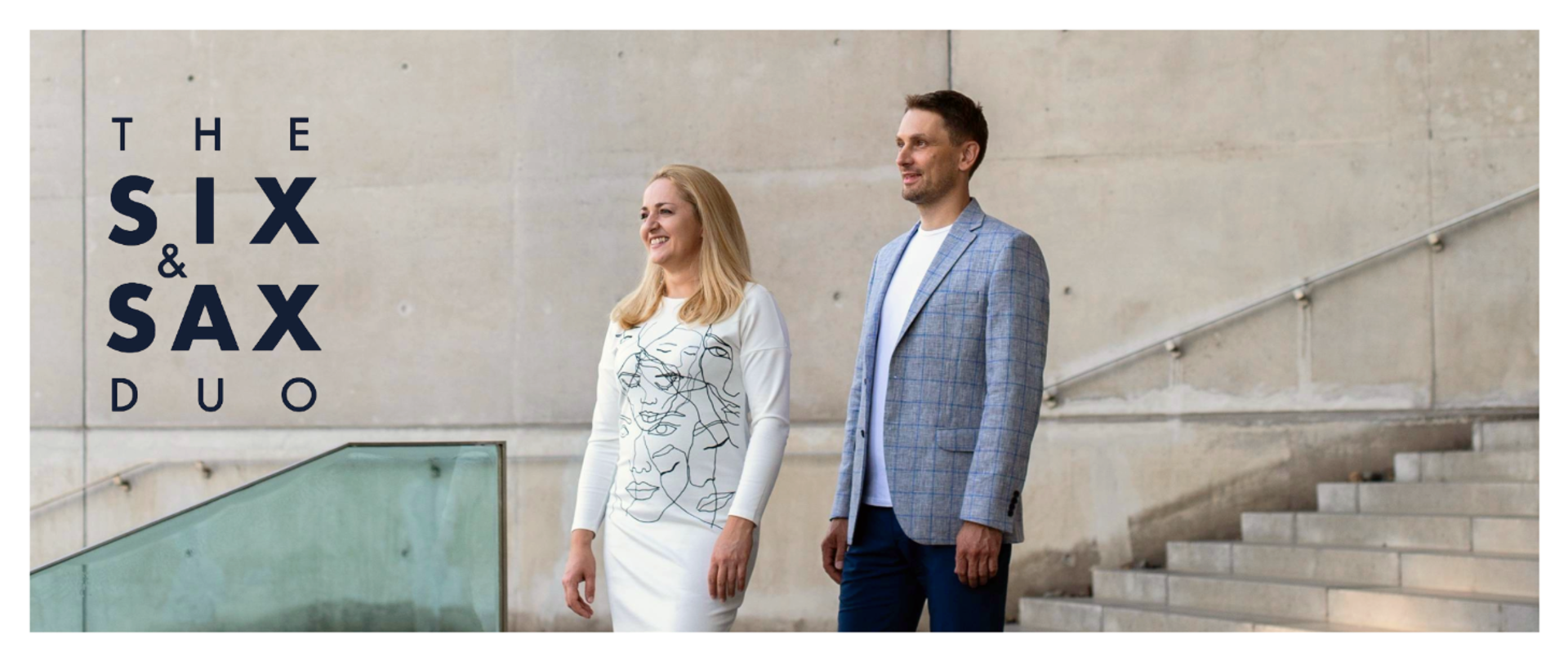 Baner w ciepłej kolorystyce, którego tło stanowi zdjęcie THE SIX & SAX DUO wykonane na schodach z dużą ścianą w piaskowym kolorze. Schody opadają od prawej do lewej strony kadru. Członkowie zespołu stoją na środku kadru i są zwróceni lewym profilem do obiektywu. Piaskowa ściana ze zdjęcia stanowi tło do zamieszczonego z lewej strony napisu „THE SIX & SAX DUO”.