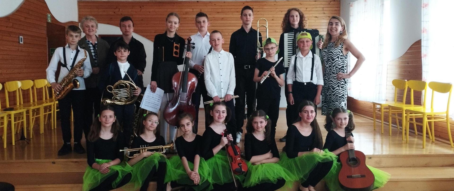 zdjęcie grupowe uczniów i nauczycieli biorących udział w koncertach dla dzieci