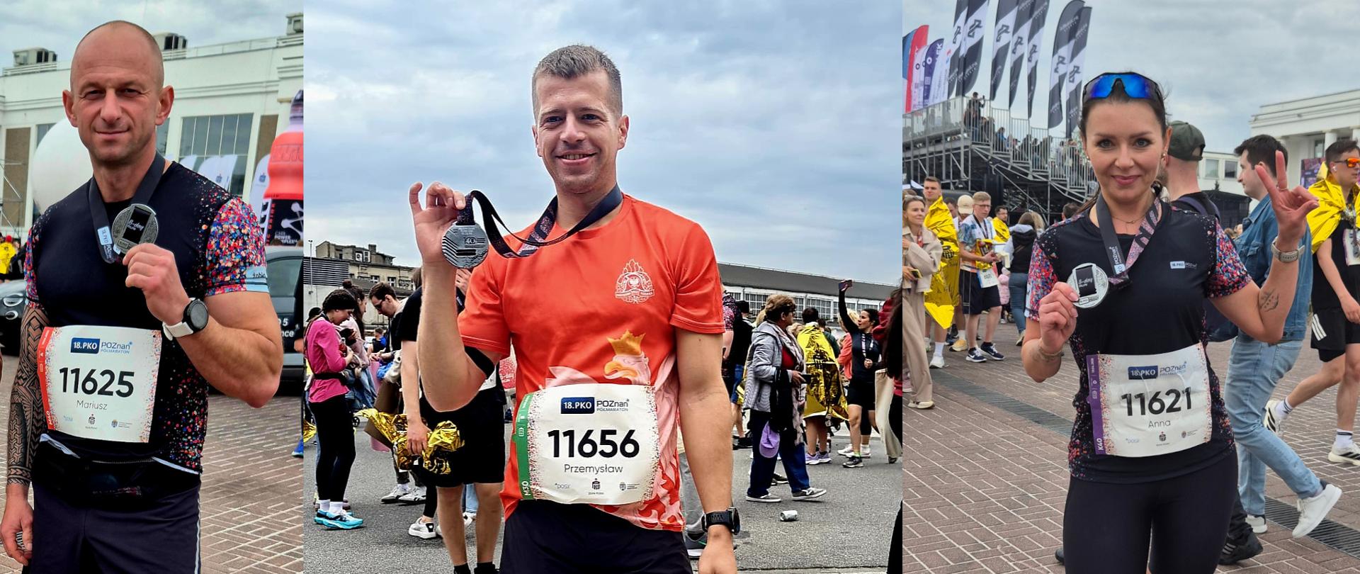 poziomy kolaż składający się z trzech pionowych zdjęć, ustawionych obok siebie. Wszystkie fotografie przedstawiają uczestników 18. PKO Poznań Półmaratonu, stojących na brukowanym placu pod zachmurzonym niebem po ukończeniu biegu. Każda osoba ma na szyi medal i przypięty numer startowy.
Zdjęcie po lewej: Przedstawia mężczyznę o atletycznej budowie ciała (Mariusza, numer 11625) w czarnej koszulce z kolorowymi wstawkami na ramionach, ciemnych spodenkach i jaskrawo pomarańczowych butach sportowych. Ma widoczny tatuaż na prawym ramieniu i prezentuje medal zawieszony na szyi.
Zdjęcie w środku: Przedstawia uśmiechniętego mężczyznę o krótkich włosach (Przemysława, numer 11656) w pomarańczowej koszulce technicznej, czarnych krótkich spodenkach i niebiesko-żółtych butach sportowych. Prawą ręką unosi medal. W tle widać tłum ludzi i osoby owinięte folią termiczną.
Zdjęcie po prawej: Przedstawia kobietę (Annę, numer 11621) w czarnej koszulce z wzorem na rękawach, czarnych spodenkach typu kolarki i białych butach sportowych. Lewą ręką wykonuje gest zwycięstwa (V), a na głowie ma niebieskie okulary przeciwsłoneczne. W tle widoczne są czarne flagi reklamowe i inni uczestnicy wydarzenia.