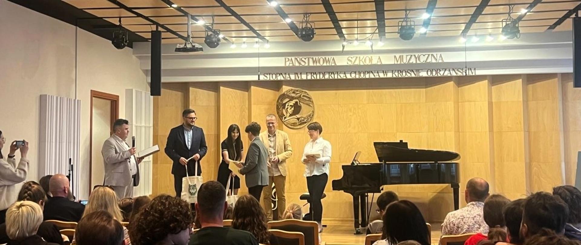 Zdjęcie przedstawiające wykonawców - Adama Kędzierskiego - podczas VIII Lubuskiego Forum Klarnetowo-Saksofonowego w Krośnie Odrzańskim. Konkurs odbywał się w sali koncertowej Państwowej Szkoły Muzycznej I stopnia im. Fryderyka Chopina w Krośnie Odrzańskim.