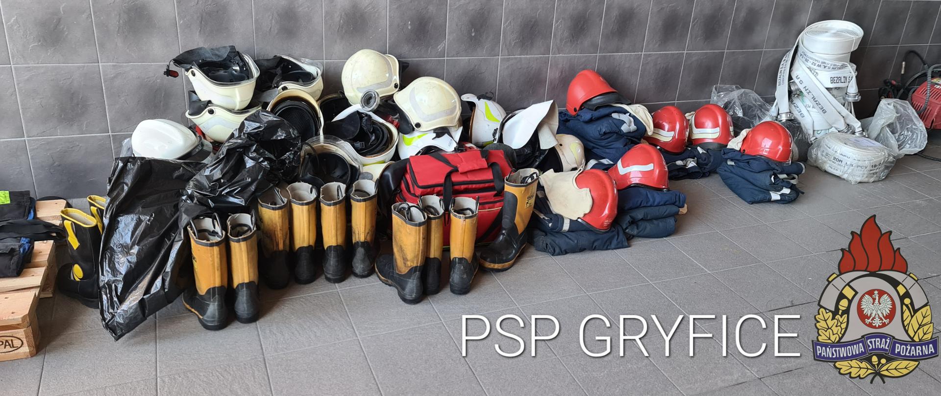 Widoczny na zdjęciu sprzęt przekazywany dla strażaków z Ukrainy - buty, hełmy, ubrania specjalne, węże pozarnicze