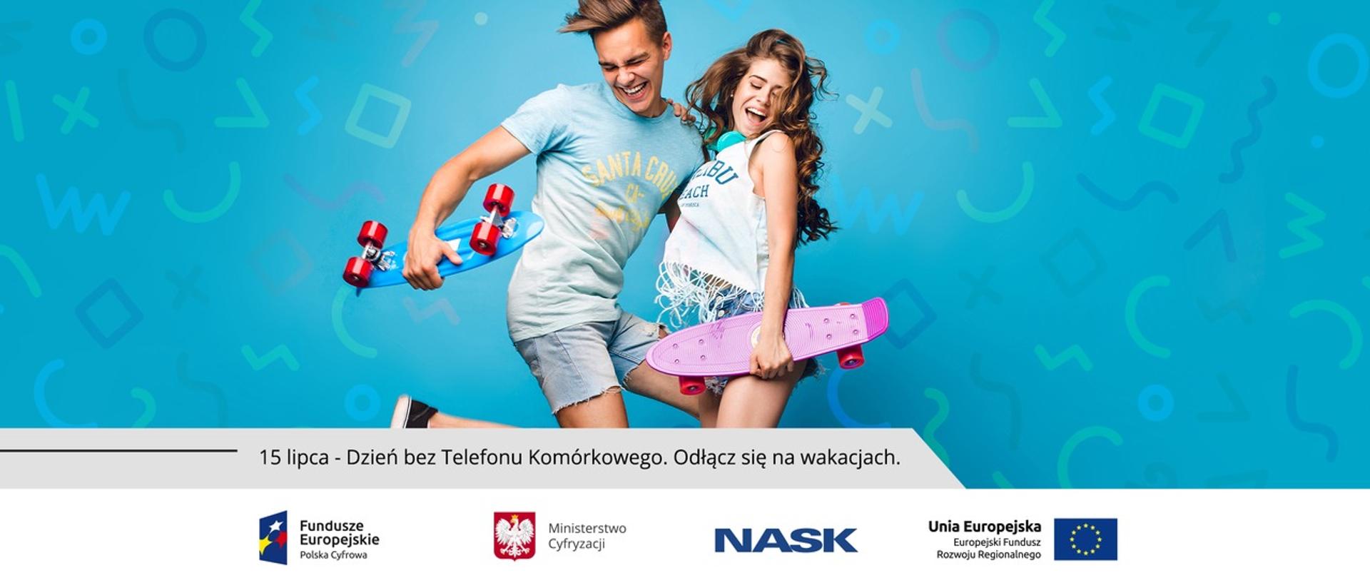 Para nastolatków z deskorolkami