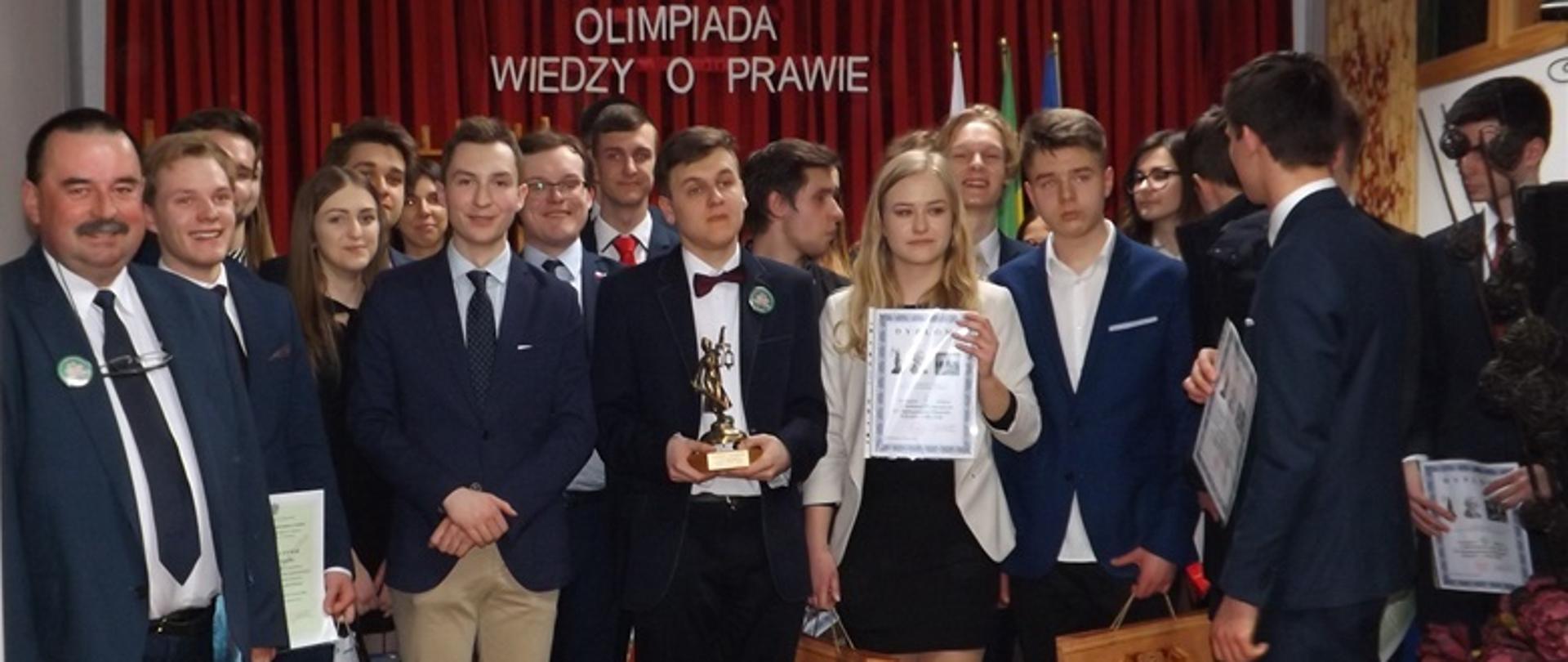 Młodzi laureaci Olimpiady Wiedzy o Prawie.