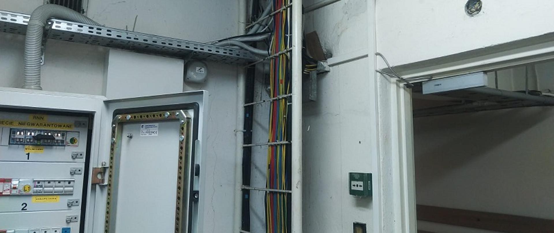 Zdjęcie przedstawia pionowy kanał technologiczny, którym zadymienie z palącego się serwera rozchodziło się po całym budynku biurowym