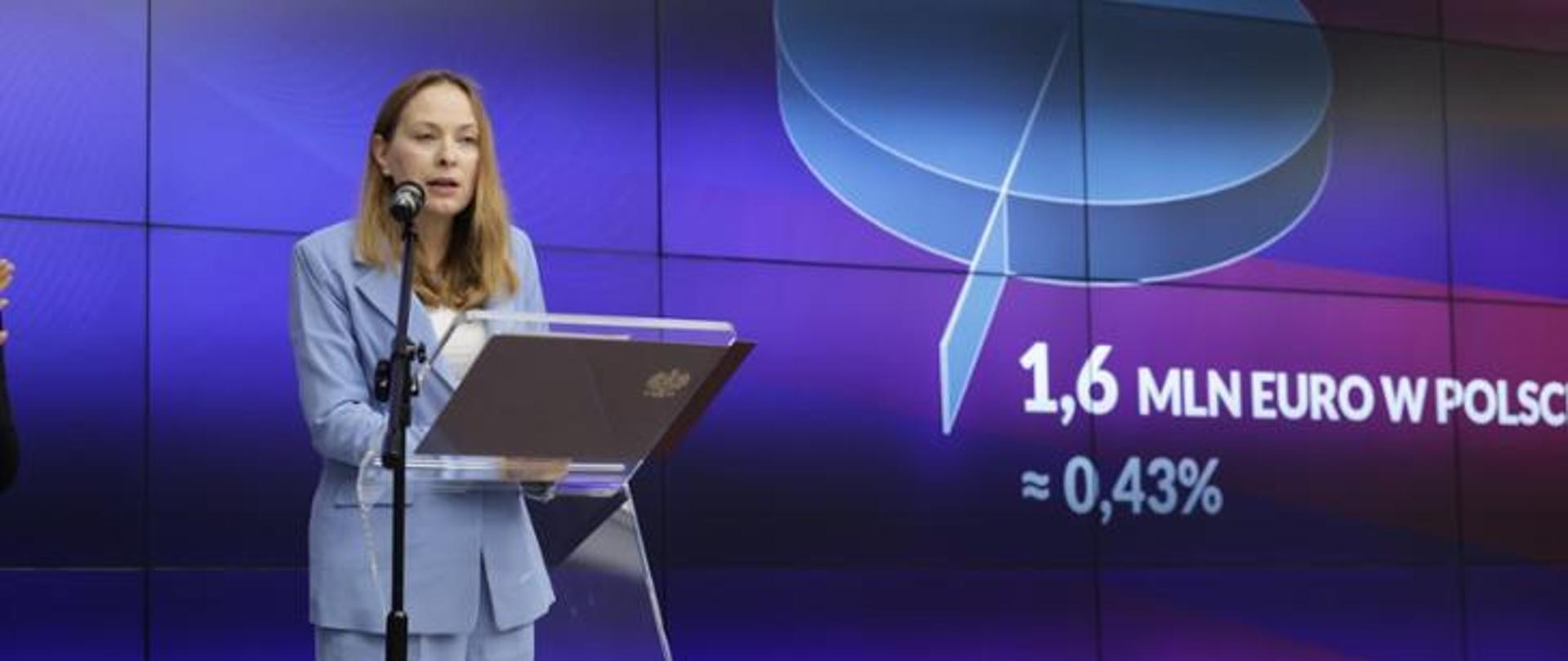 In the photo: Minister Katarzyna Pełczyńska-Nałęcz on stage in front of the microphone