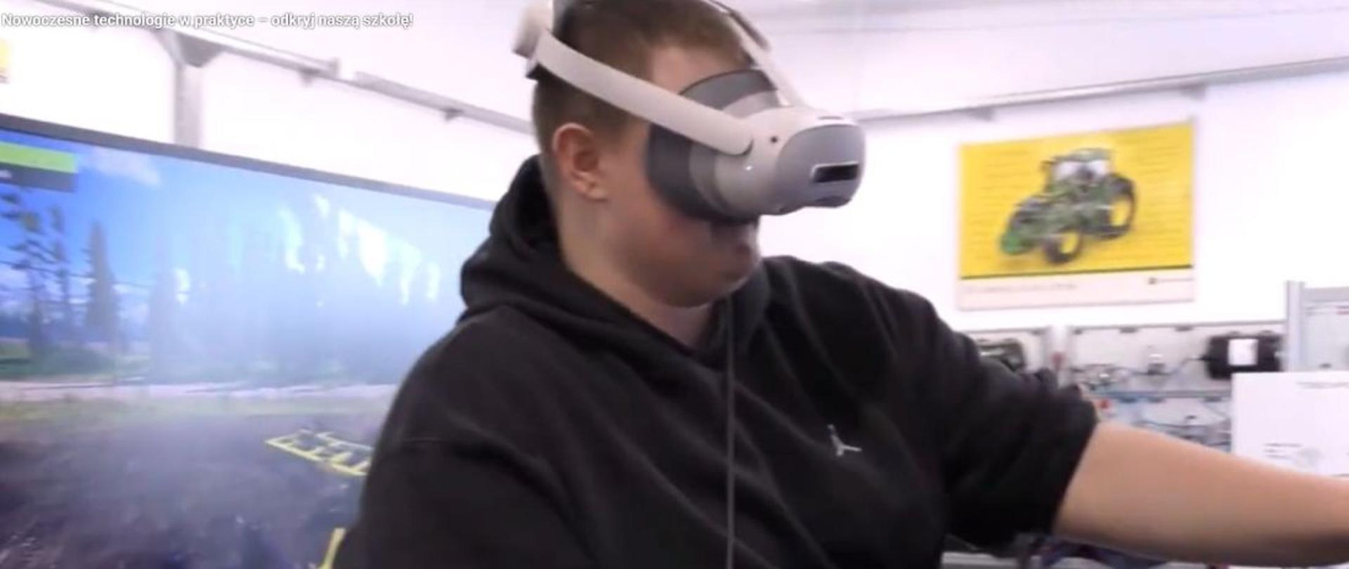 Nowoczesne technologie w praktyce - uczeń na symulatorze w goglach VR