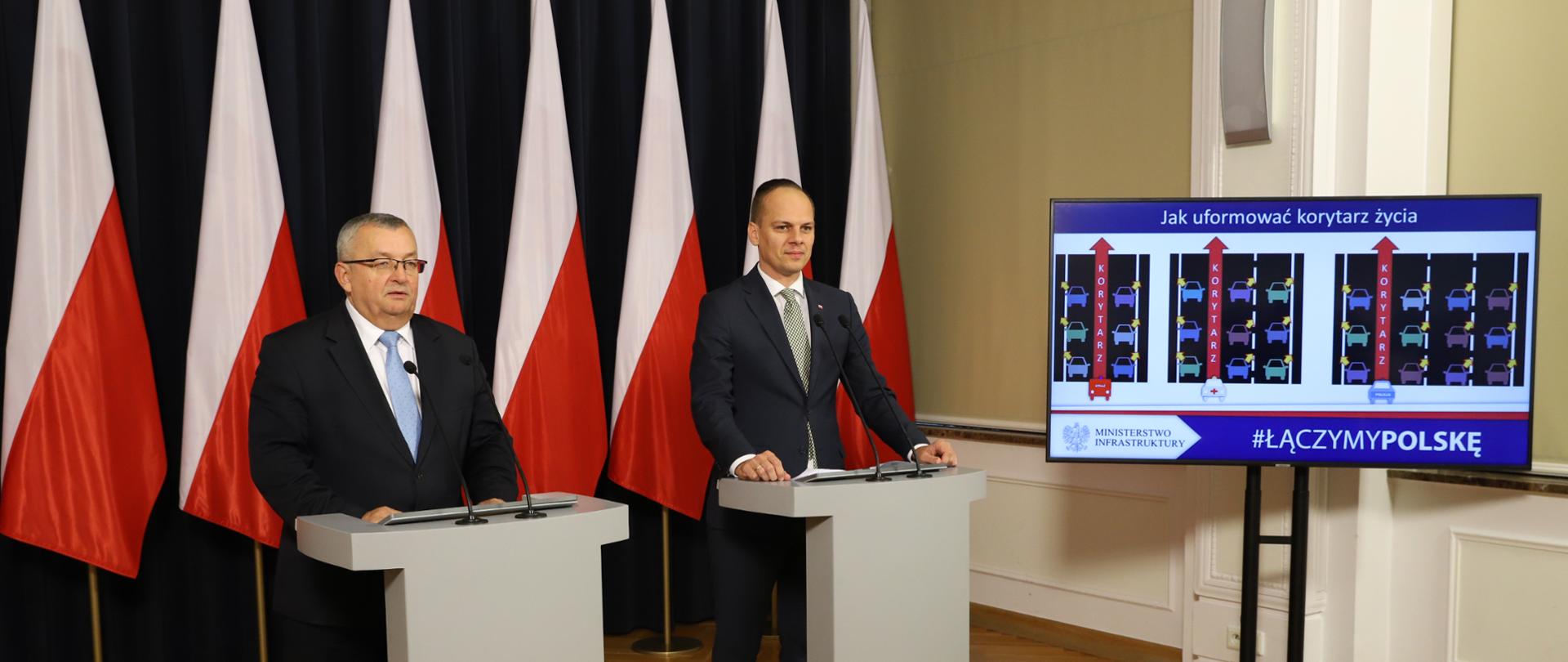 Minister A. Adamczyk i wiceminister R. Weber przedstawili założenia ustawy wprowadzającej tzw. korytarz życia i jazdę na suwak
