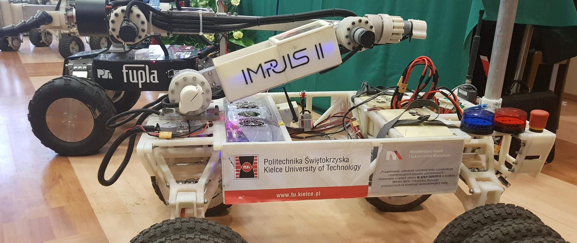 Zdjęcie przedstawia konkursowy łazik marsjański.