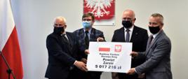 Wojewoda, poseł Materna i samorządowcy trzymają czek dla powiatu Żarskiego