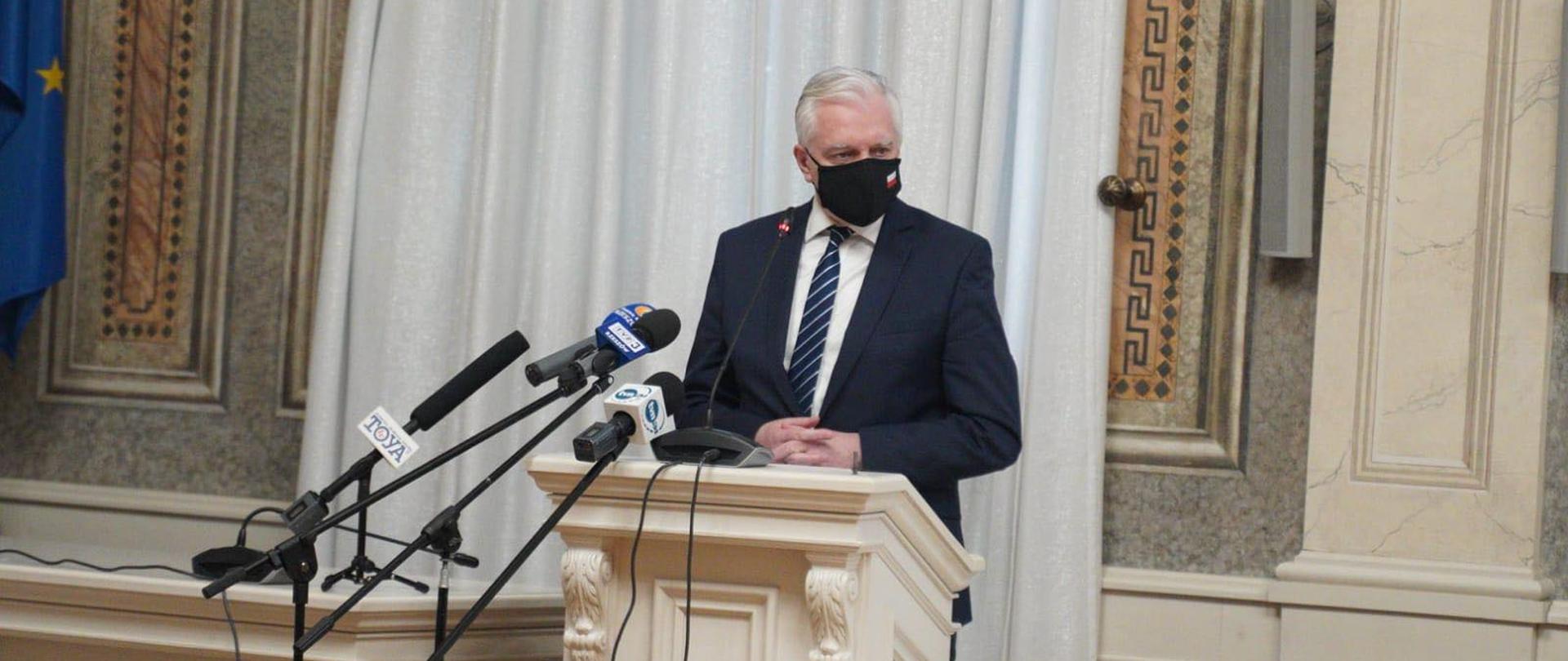 Zdjęcie prezentuje premiera Jarosława Gowina przemawiającego na konferencji w Przemyślu. Konferencja dot. współpracy KZN z Przemyślem, Sanokiem, Mielcem, Ustrzykami Dolnymi i Medyką.