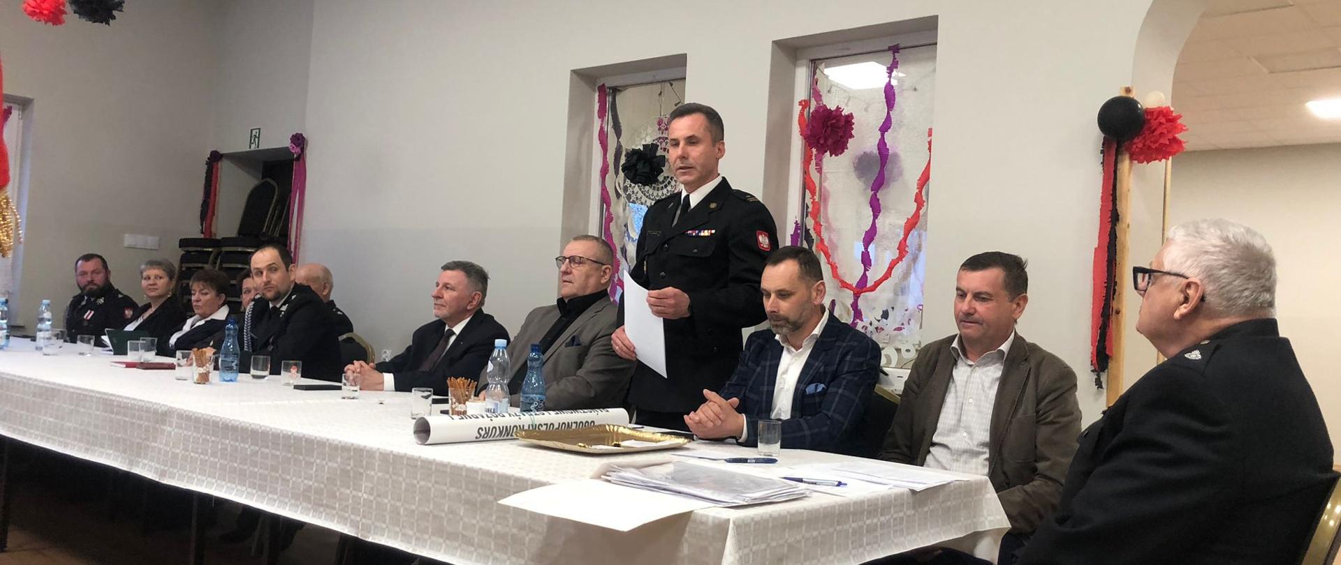 Na zdjeciu widoczni są funkcjonariusze z Ochotniczej Straży pożarnej oraz z komendant powiatowej Straży pożarnej w Ostrowcu Świętokrzyskim mł. bryg. Marcin Jasiński.