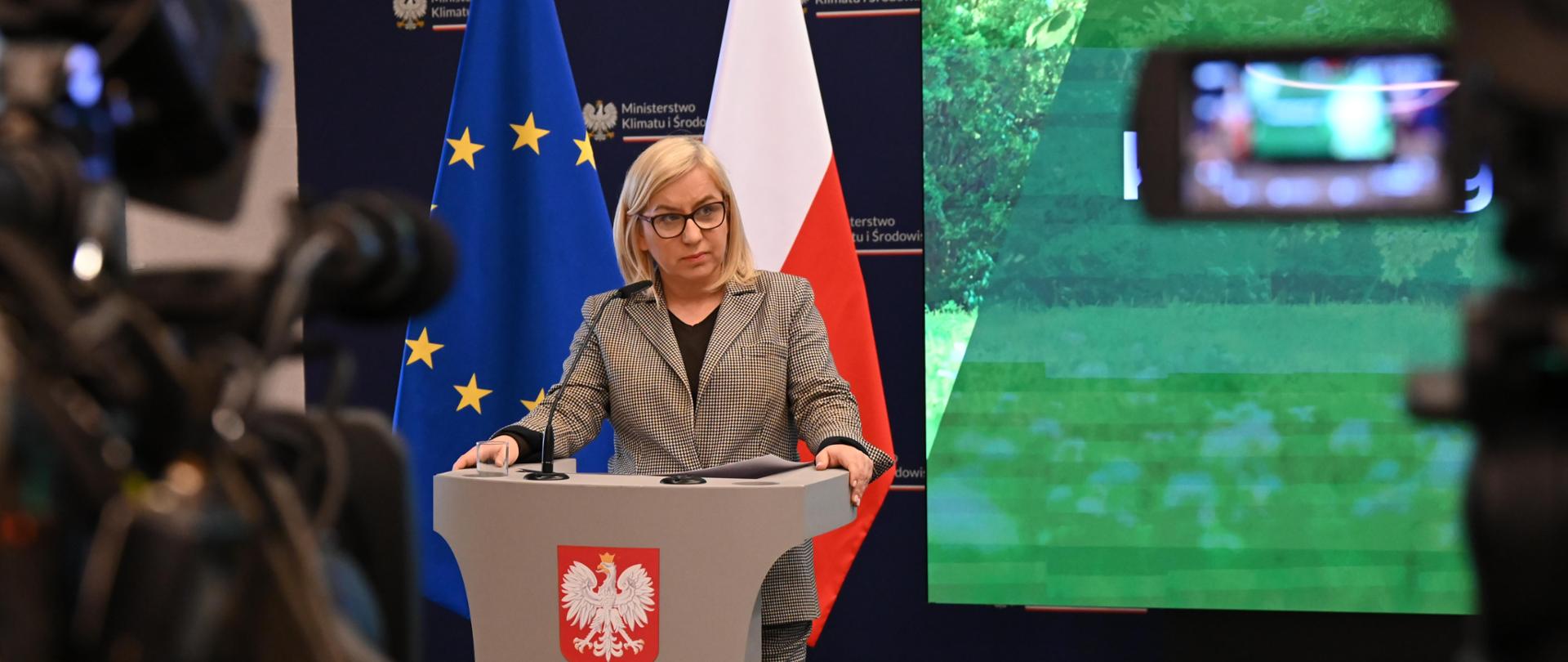 Minister klimatu i środowiska Paulina Hennig-Kloska podczas konferencji prasowej.