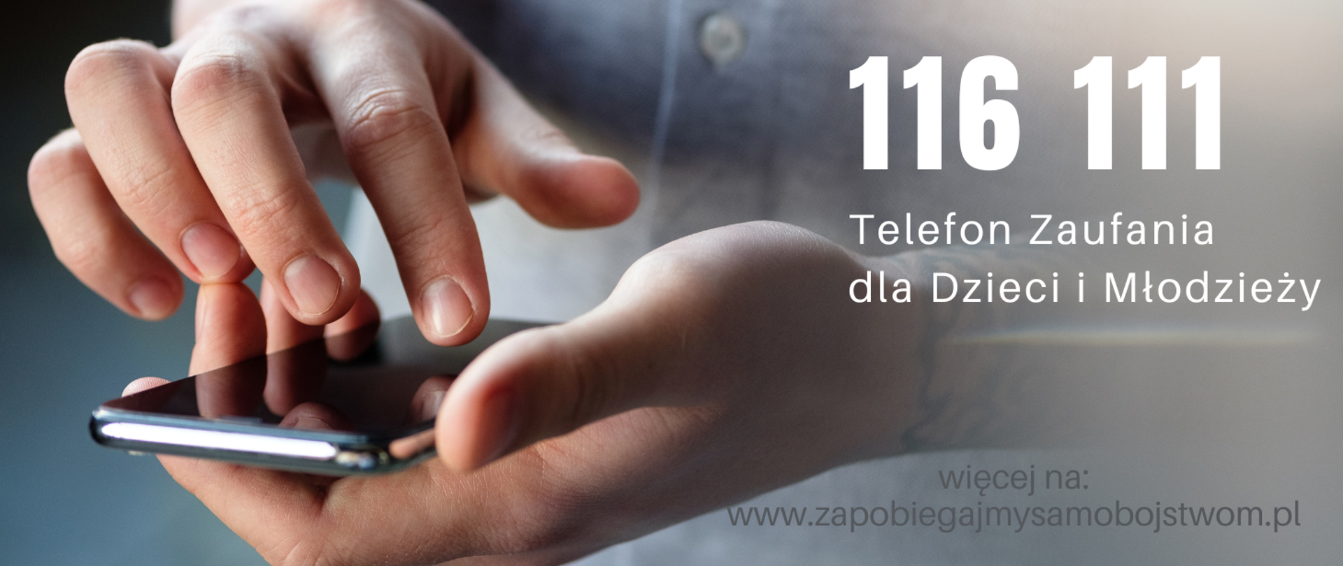 Zdjecie, szare kolory telefon komórkowy w dłoniach podczas wybierania numeru z prawej strony biały napis 116 111 telefon zaufania dla dzieci i młodzieży więcej na www.zapobiegajmy samobójstwom.pl