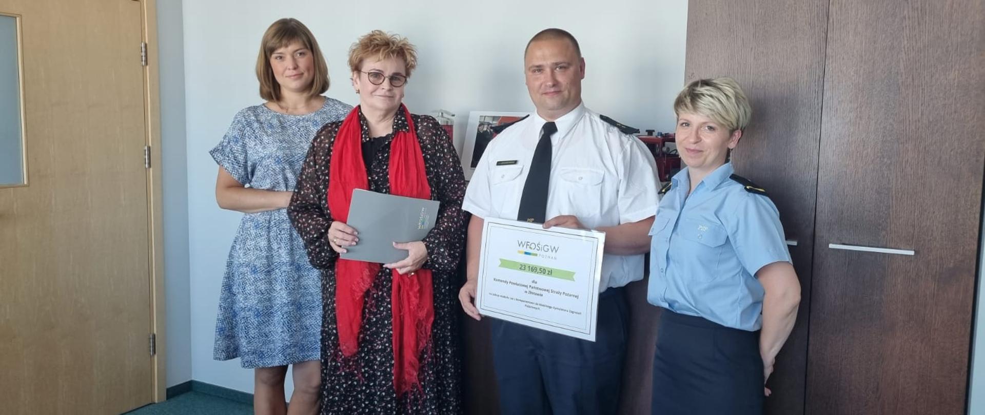 ludzie stoja w pomieszczeniu