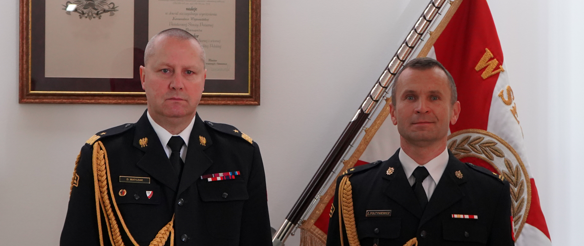 Zdjęcie przedstawia trzech funkcjonariuszy podczas uroczystego powierzania obowiązków zastępcy komendanta powiatowego PSP w Krotoszynie. Na zdjęciu nadbryg. Dariusz Matczak oraz mł. bryg. Zbigniew Foltyniewicz.