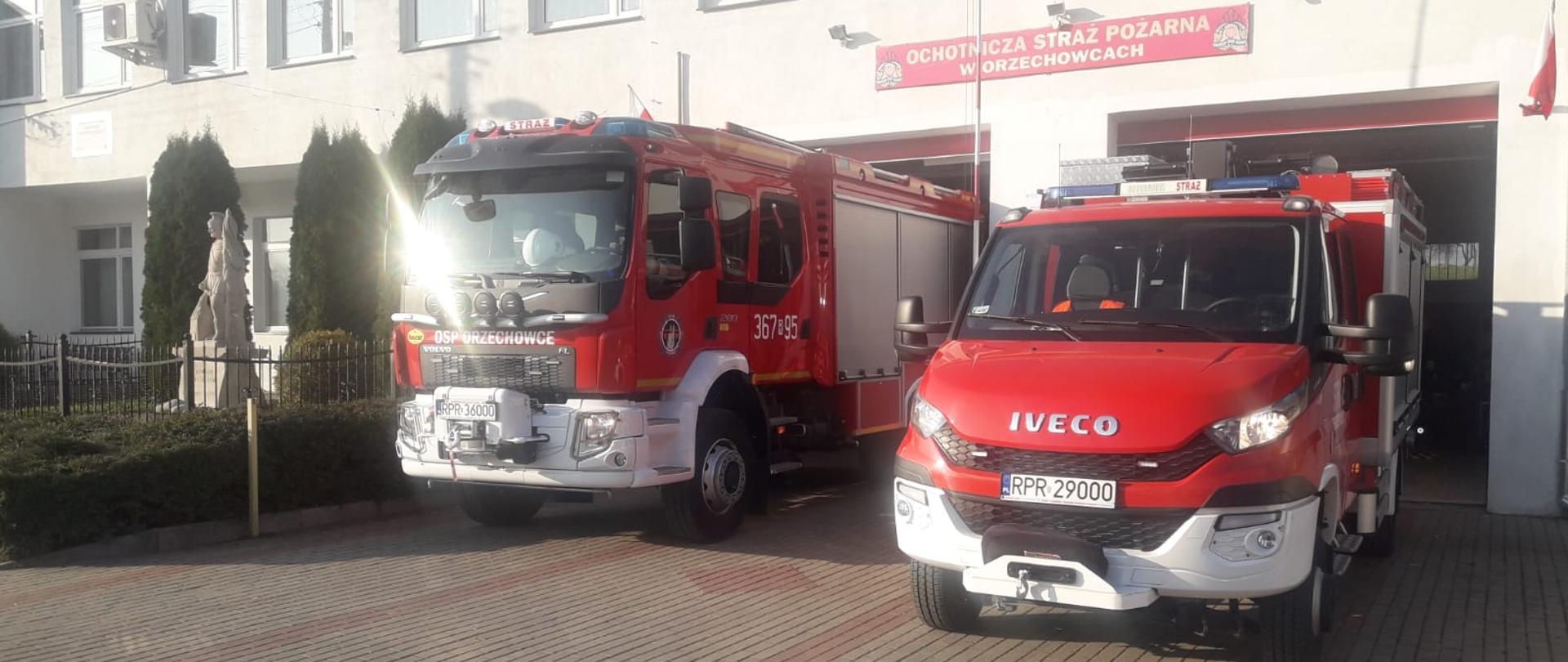 Na zdjęciu dwa samochody specjalne OSP w Orzechowcach, w tle budynek remizy z garażami.