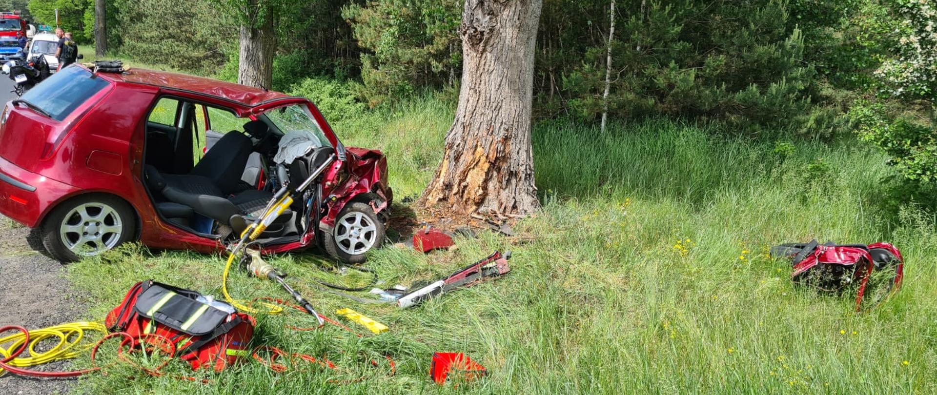Wypadek samochodu osobowego na DK25 w Jeziorach Wielkich