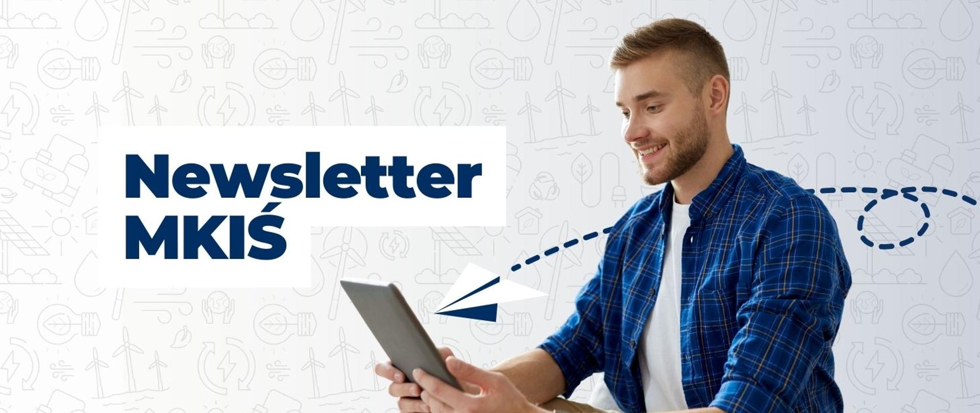 Na zdjęciu widnieje napis "Newsletter_MKiŚ" po lewej stronie. Po lewej siedzi mężczyzna trzymający tablet w dłoni. Mężczyzna uśmiecha się do ekranu. Zza jego ramienia widać graficznie przedstawioną wysyłaną wiadomość w formie papierowego samolotu.