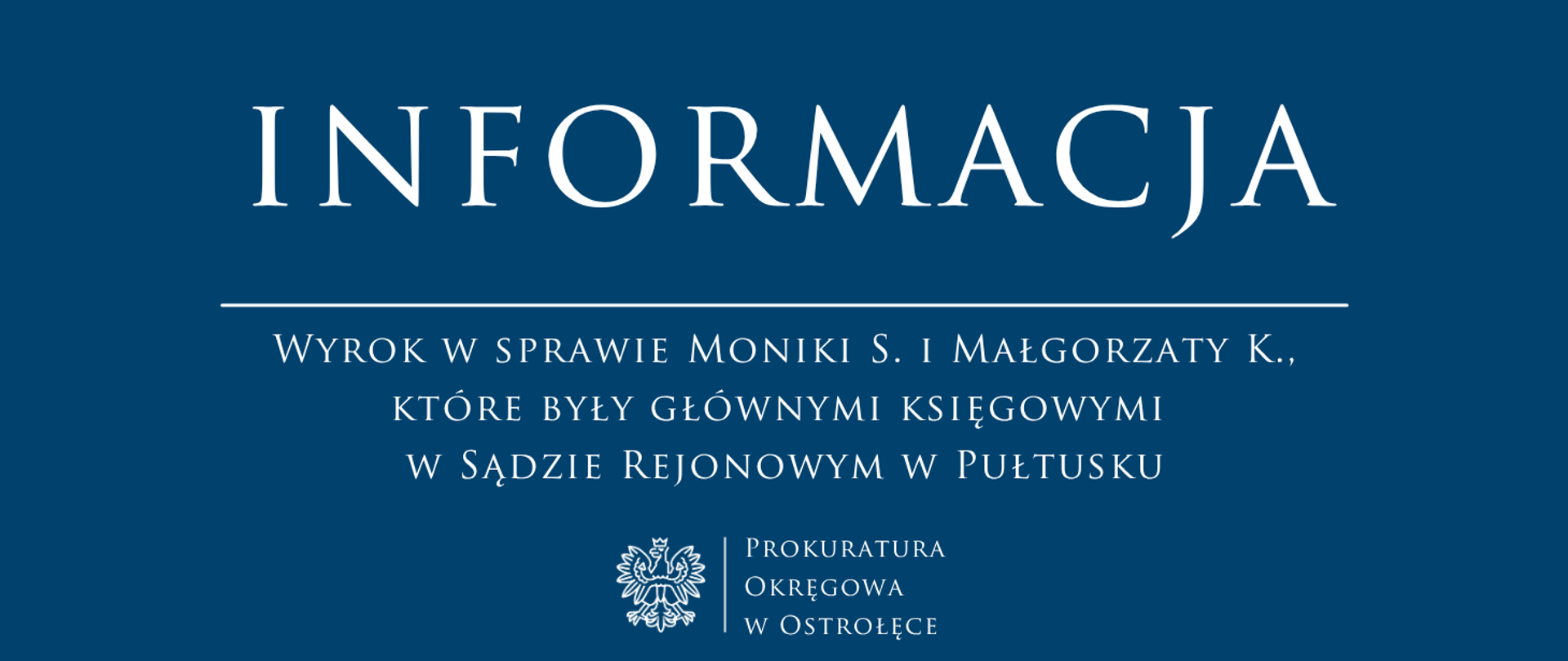 Biały napis Informacja Wyrok w sprawie Moniki S. i Małgorzaty K., które były głównymi księgowymi w Sądzie Rejonowym w Pułtusku na niebieskim tle