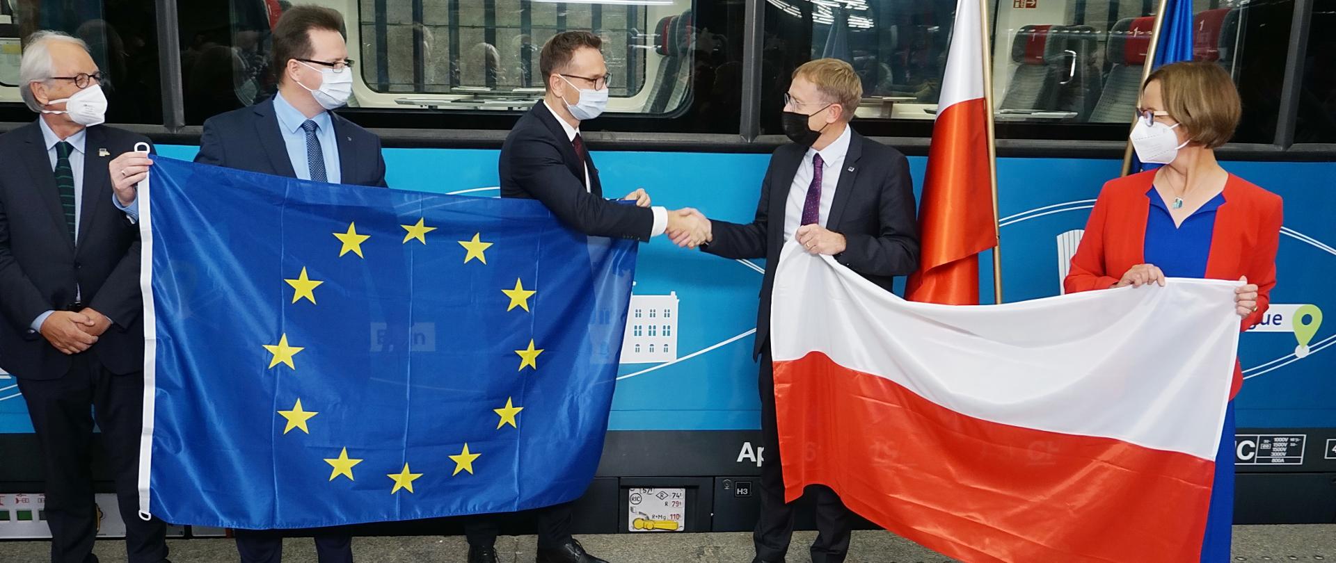 Wymiana flag Polskiej i Unii Europejskiej