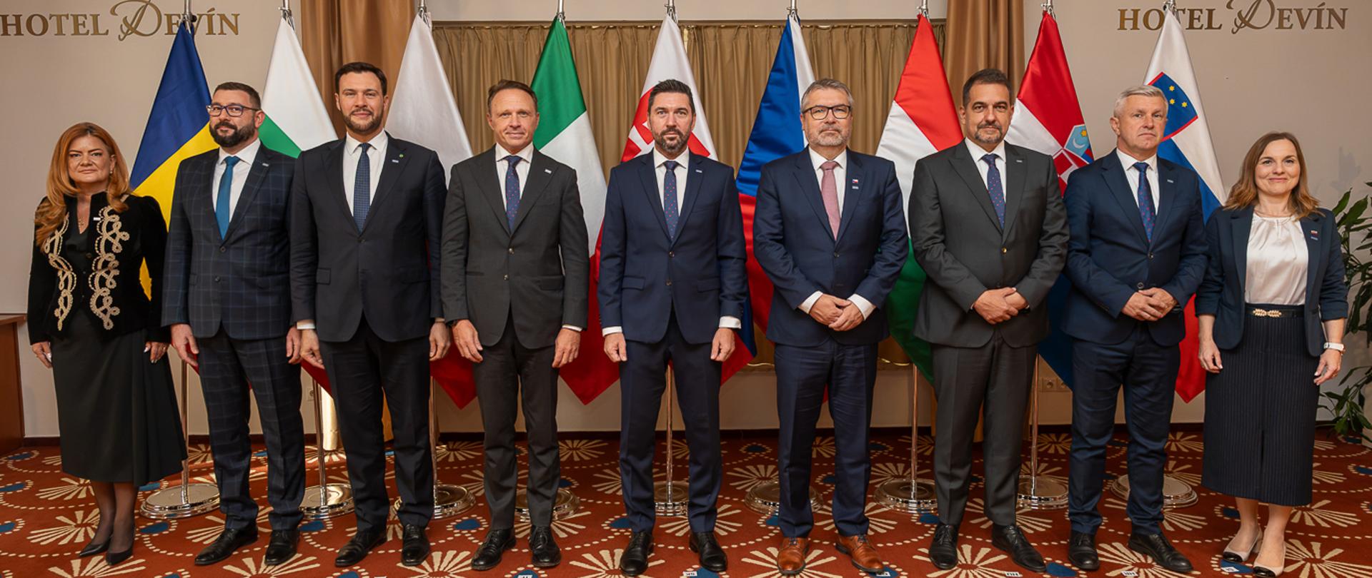 Ministrowie i przedstawiciele państw uczestniczących w posiedzeniu V4+4+IT w Bratysławie