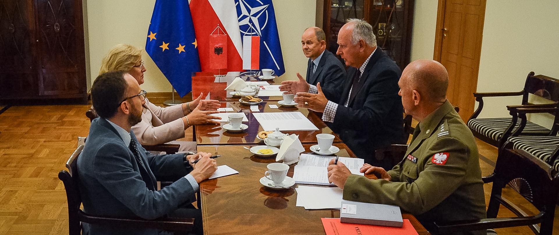 20 sierpnia br., sekretarz stanu w MON Paweł Zalewski spotkał się z Ambasador Republiki Albanii w Polsce, Mimozą Halimi.