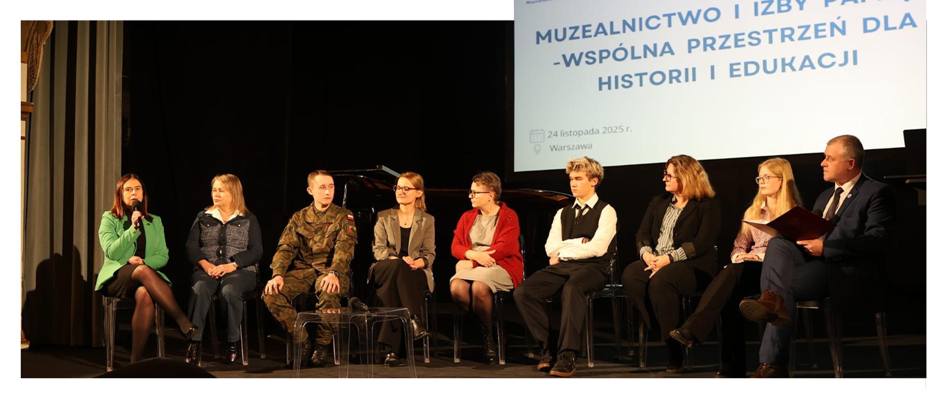 24 listopada w Teatrze Królewskim w Łazienkach odbyła się konferencja pt. Muzealnictwo i izby pamięci - wspólna przestrzeń dla historii i edukacji. Wydarzenie to zostało zorganizowane przez dr Mariannę Otmianowską, dyrektorkę Muzeum Łazienki Królewskie oraz panią Wiolettę Krzyżanowską, Mazowiecką Kurator Oświaty. Podczas konferencji odbył się panel dyskusyjny, w którym udział wzięli przedstawiciele instytucji muzealnych i oświatowych z Mazowsza. Do udziału w dyskusji zostali także zaproszeni: dr Patrycja Cicha, nauczycielka języka polskiego w PLSP i wolontariuszka w Dziale Edukacji Muzeum Łazienki Królewskie oraz Bruno Eleryk-Ulicki, uczeń klasy 2B PLSP, członek Młodzieżowej Rady Muzeum Łazienki Królewskie.
Zdjęcia z profilu Wioletta Krzyżanowska - Mazowiecka Kurator Oświaty
