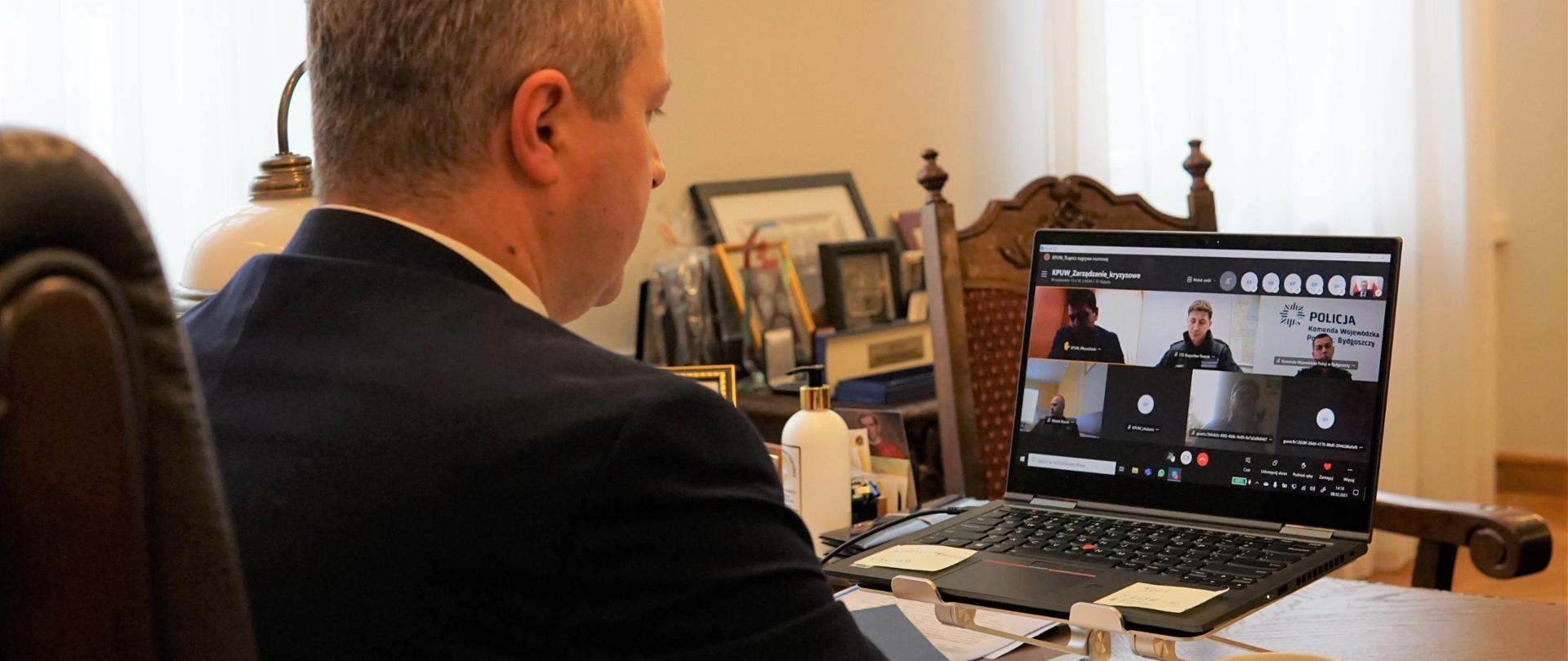 Zdalne obrady sztabu kryzysowego.