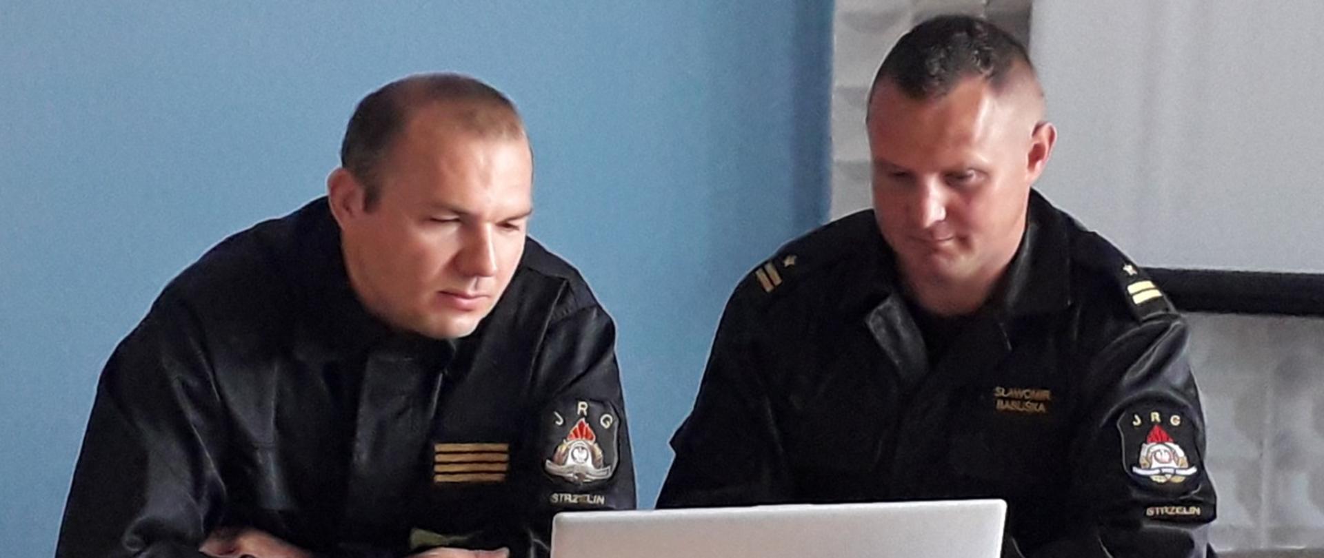 Strażacy pracują przed komputerem 