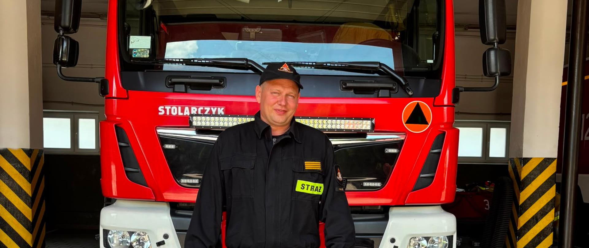 Strażak z JRG 2 w Kaliszu udzielił pomocy pasażerowi samolotu
