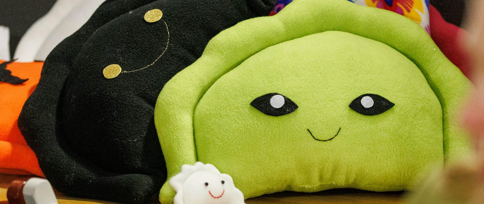 Na zdjęciu pieroguszki w różnych kolorach i rozmiarach