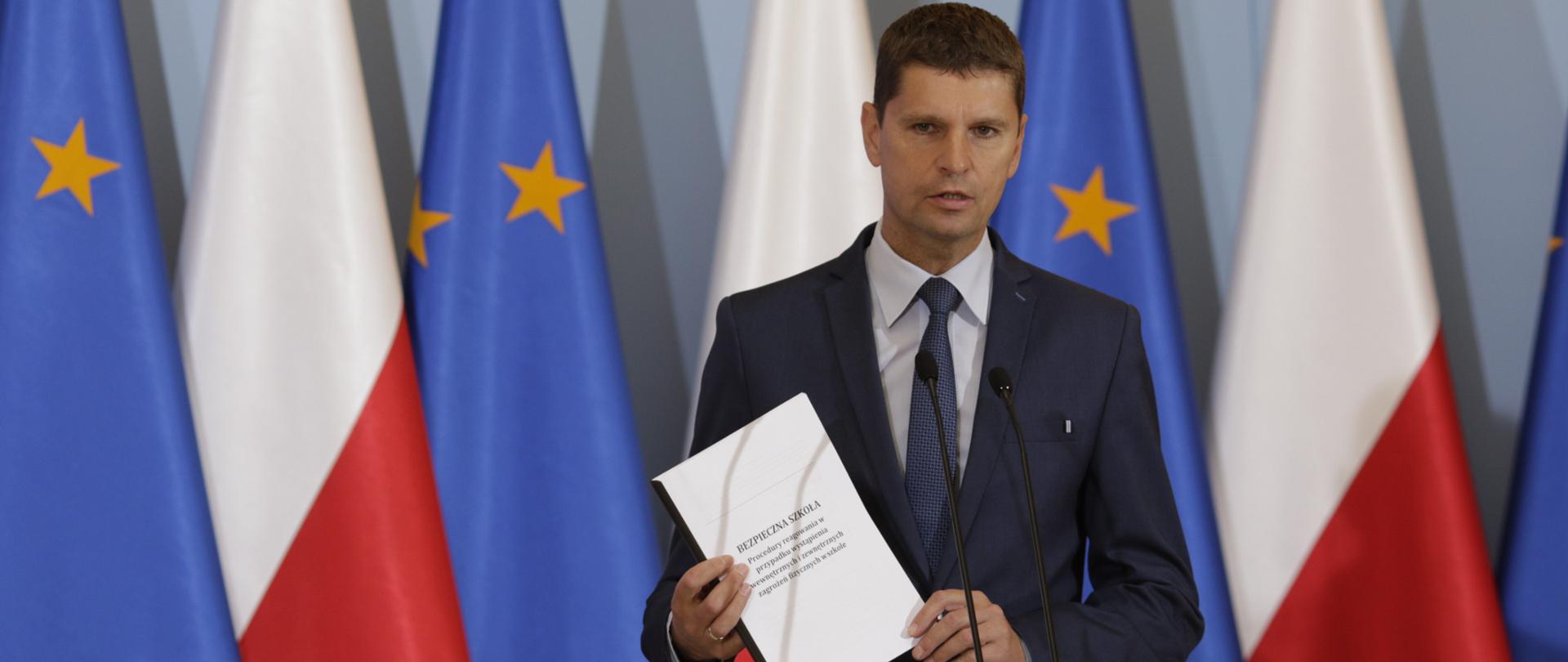 - Szkoła musi być miejscem bezpiecznym - powiedział szef resortu edukacji Dariusz Piontkowski podczas dzisiejszej (29 sierpnia) konferencji poświęconej bezpieczeństwu w szkołach. W spotkaniu wzięli też udział członkowie Komitetu Społecznego Rady Ministrów z jego przewodniczącym wicepremierem Piotrem Glińskim. 