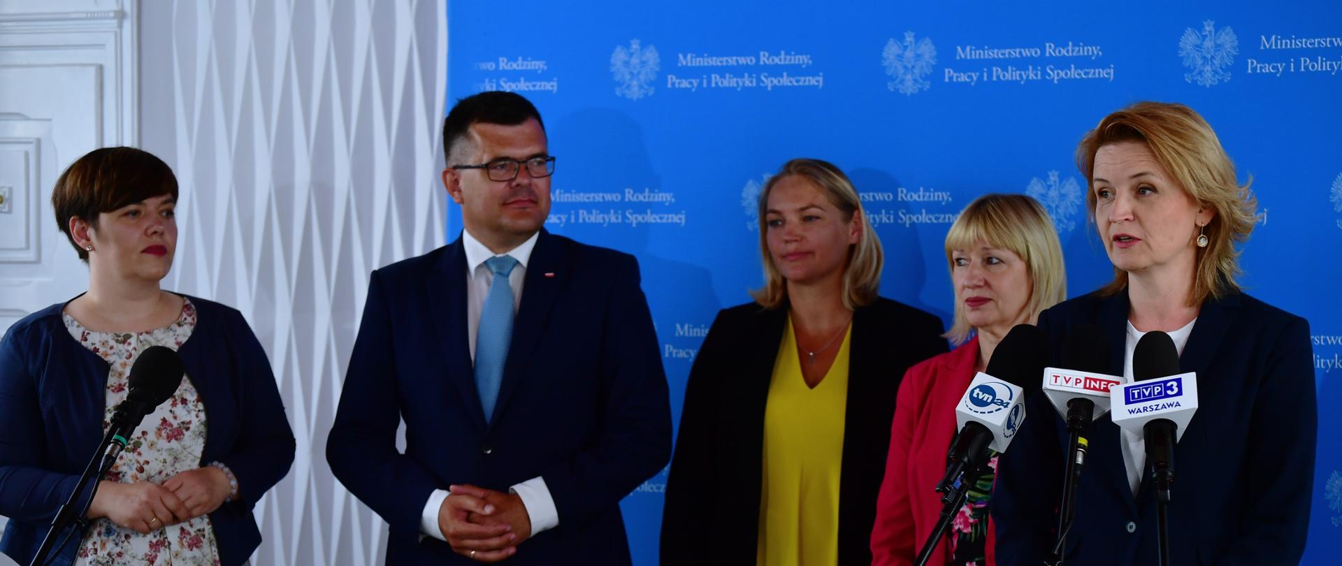 Wiceminster Socha podcza brieifngu prasowego