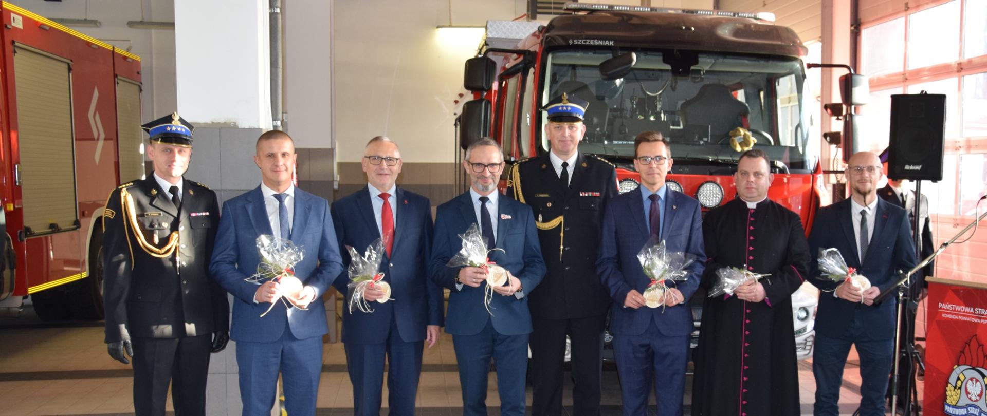 Uroczyste przekazanie dwóch nowych samochodów pożarniczych dla KP PSP W Wąbrzeźnie.- zaproszeni goście.