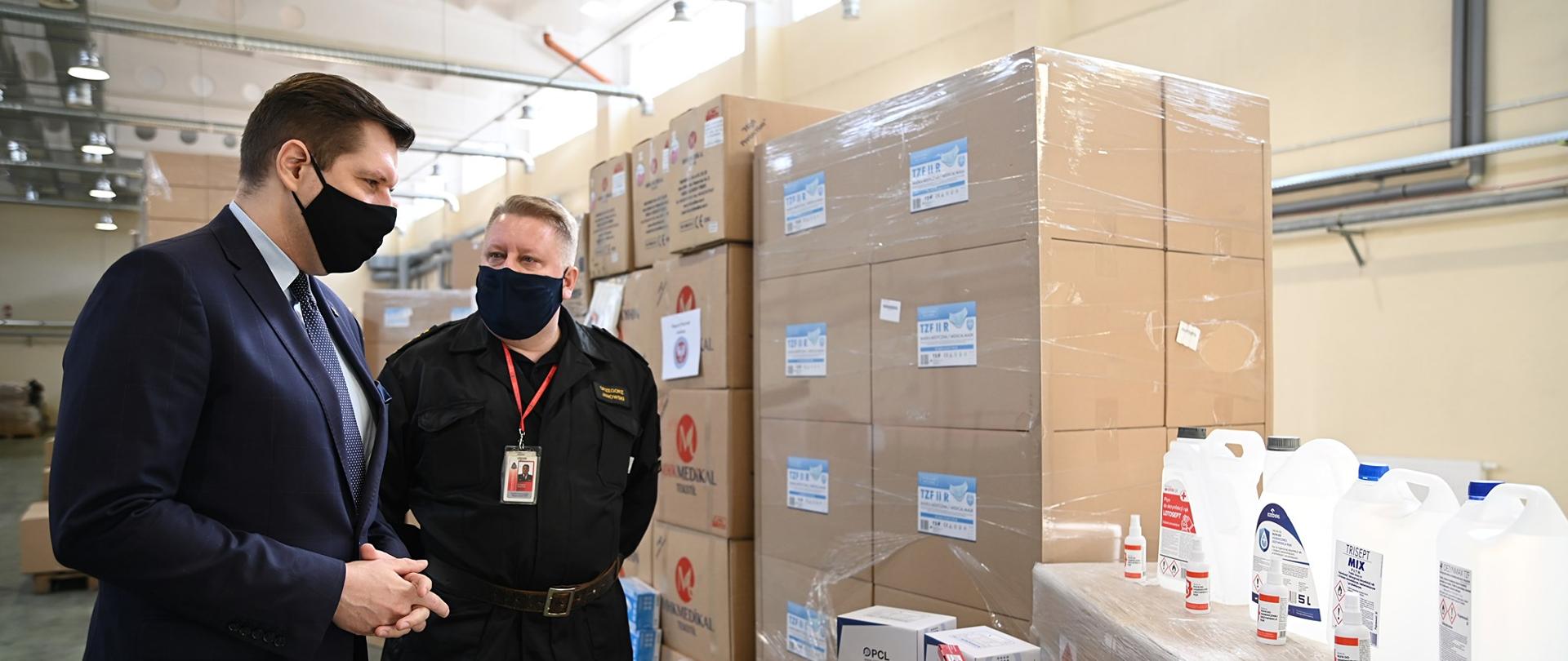 na zdjęciu znajduje się Tobiasz Bocheński - Wojewoda Łódzki i st. bryg. Grzegorz Janowski Łódzki Komendant Wojewódzki PSP w czasie briefingu prasowego w tle kartony