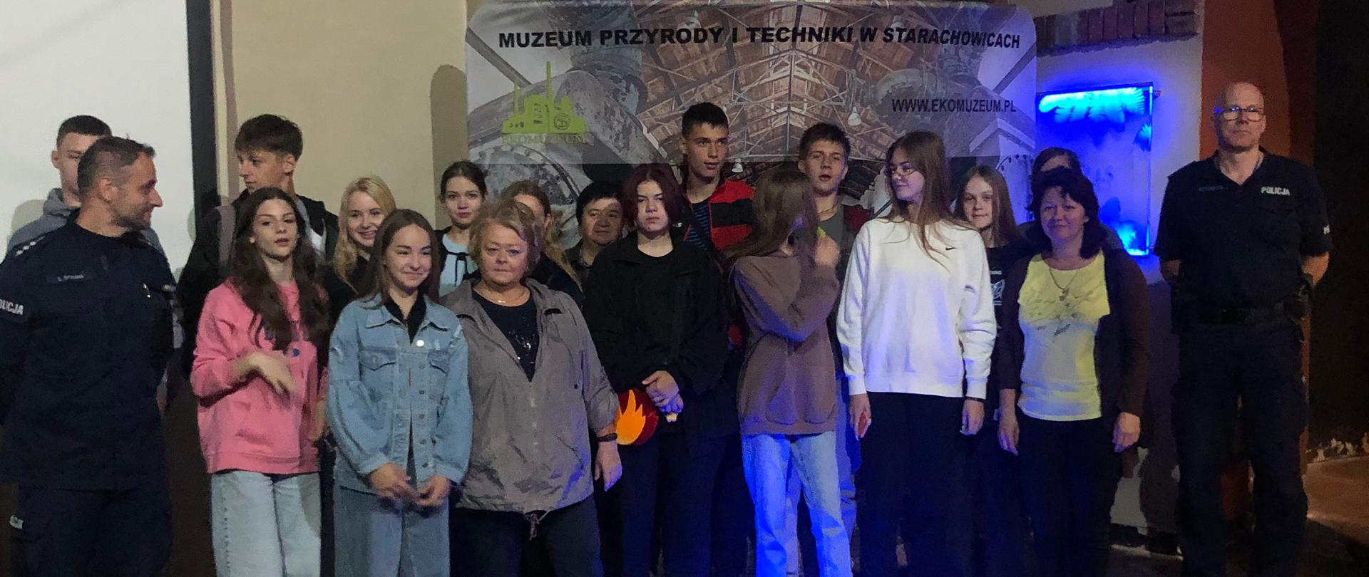 prelekcja dla młodzieży i opiekunów z Ukraińskiego Baru prowadzona w Muzeum Przyrody i Techniki przez przedstawicieli Inspekcji Sanitarnej oraz Komendy Powiatowej Policji