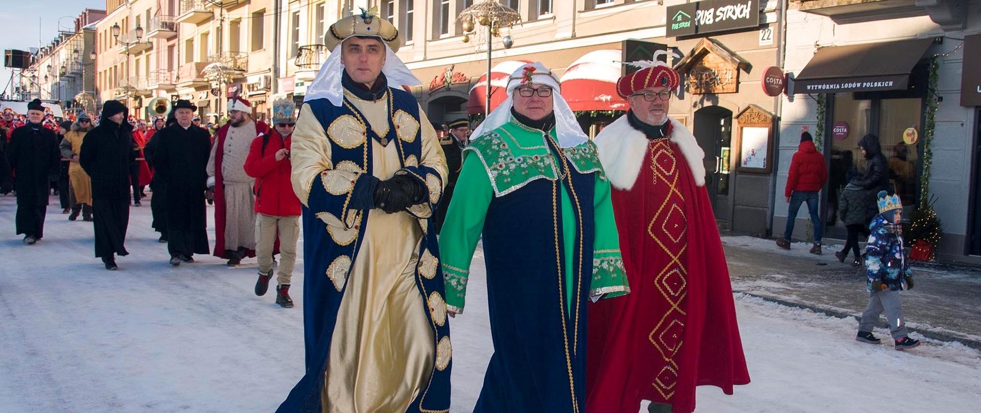Trzej Królowie idący na czele orszaku