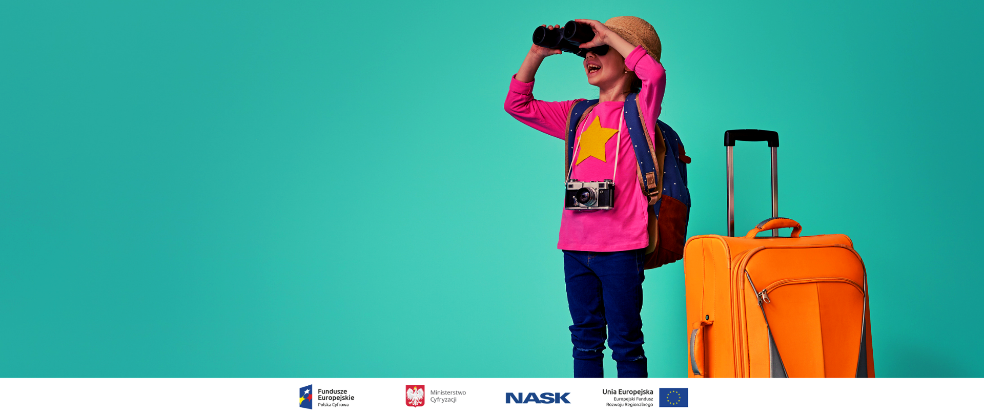 Dziewczynka z aparatem na szyi patrzy przez lornetkę. Obok duża walizka.
