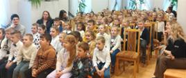 W auli szkoły odbył sie koncert dla gubińskich przedszkoli - poznajemy instrument. Zdjecie przedstawia grupy przedszkolne siedzace na krzesłach 