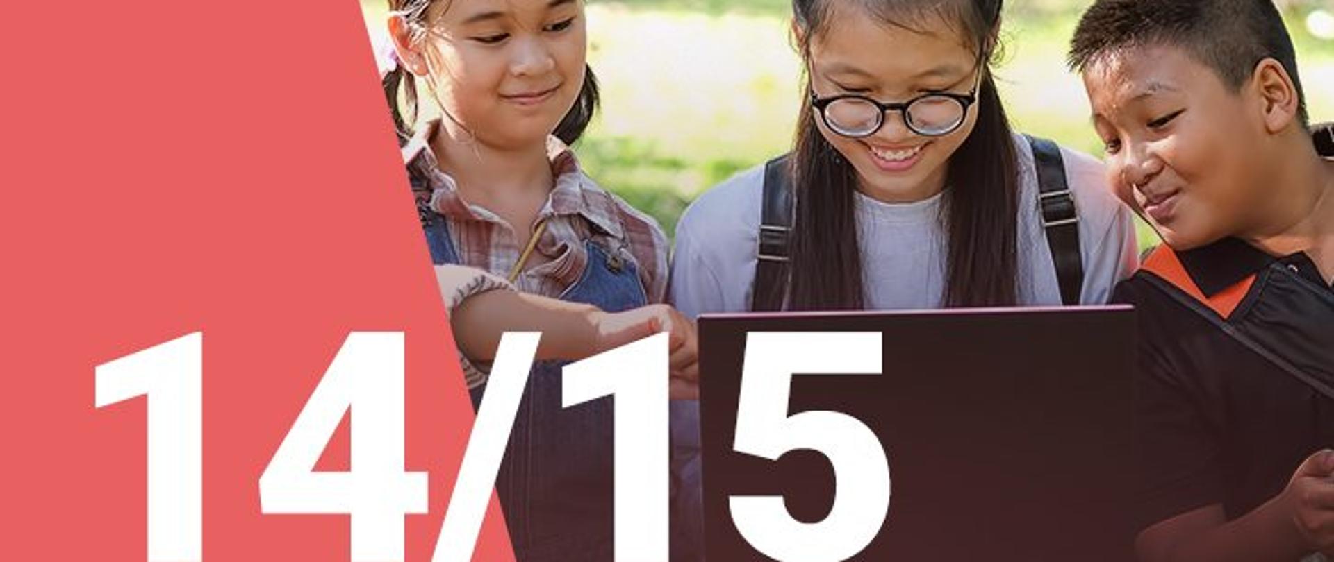 Na zdjęciu widzimy dwie dziewczynki oraz chłopca patrzących z uśmiechem na ekran laptopa. W dolnym lewym roku widoczna jest numeracja zdjęcia (14/15)