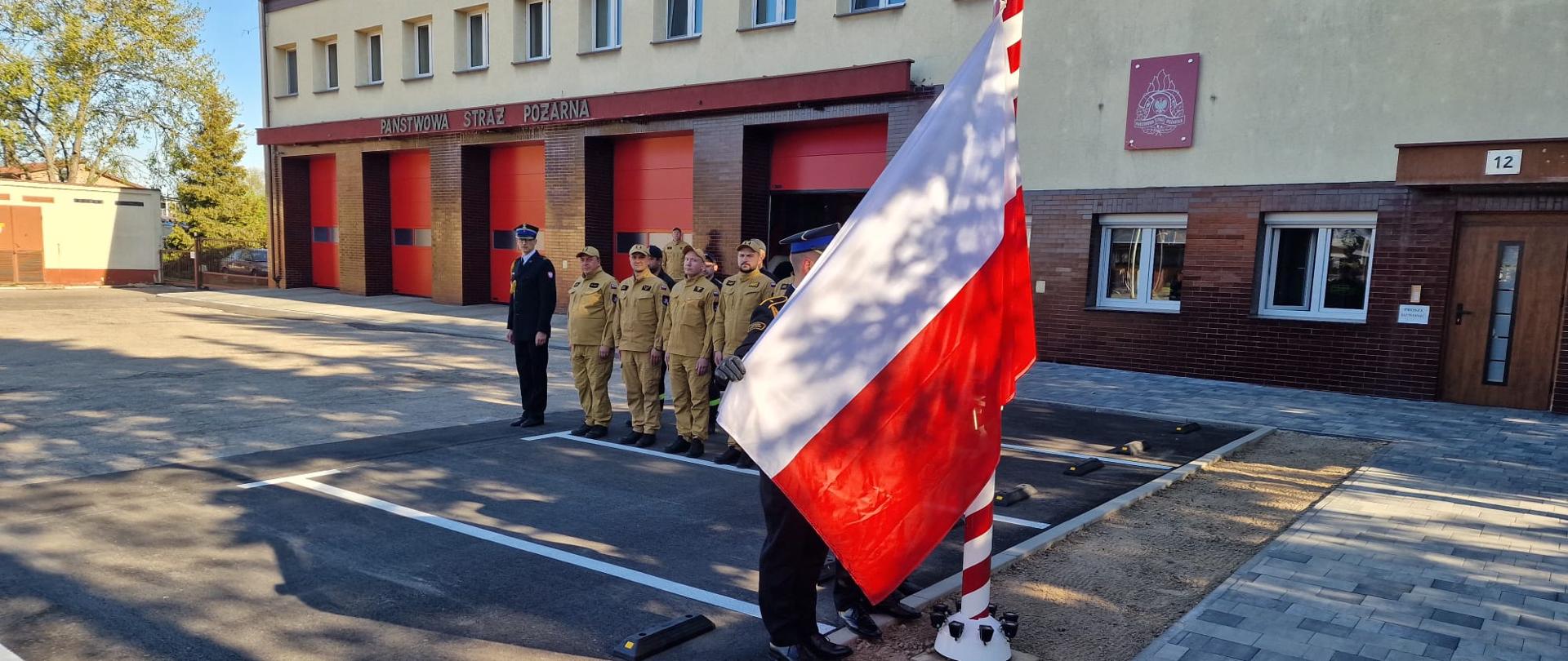 Widoczni funkcjonariusze podczas uroczystej zmiany służbowej.