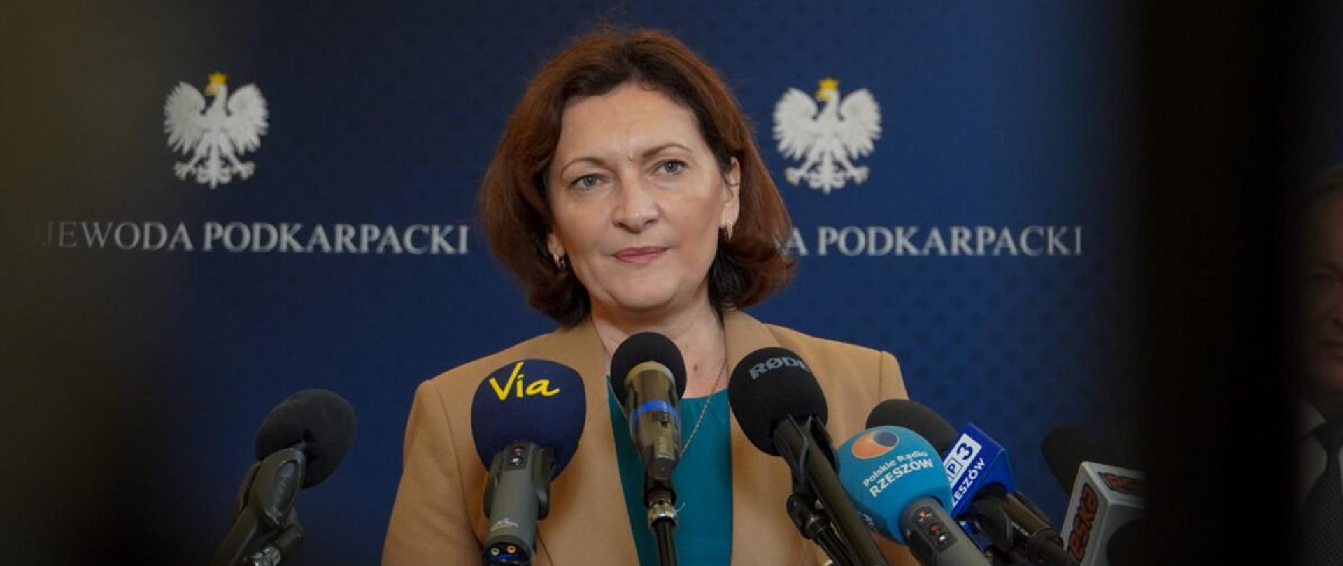 Wojewoda podkarpacki Ewa Leniart zabiera głos podczas konferencji prasowej