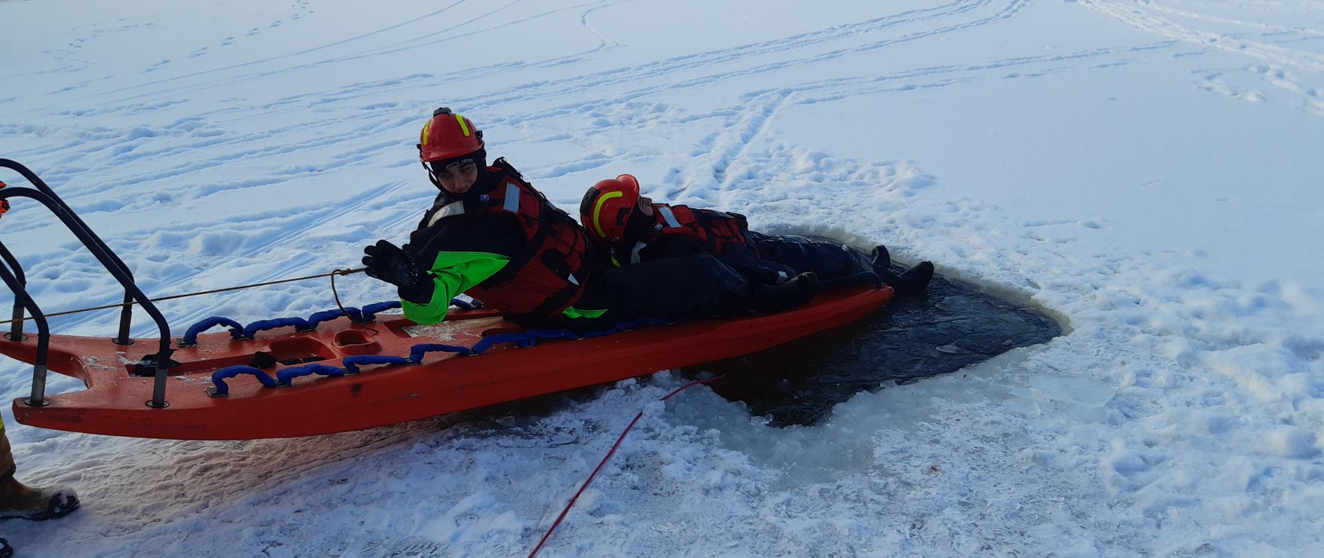Na zdjęciu przedstawieni strażacy podczas ćwiczeń.