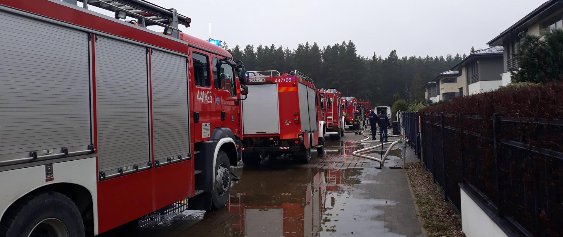Ustawione wzdłuż ulicy samochody pożarnicze