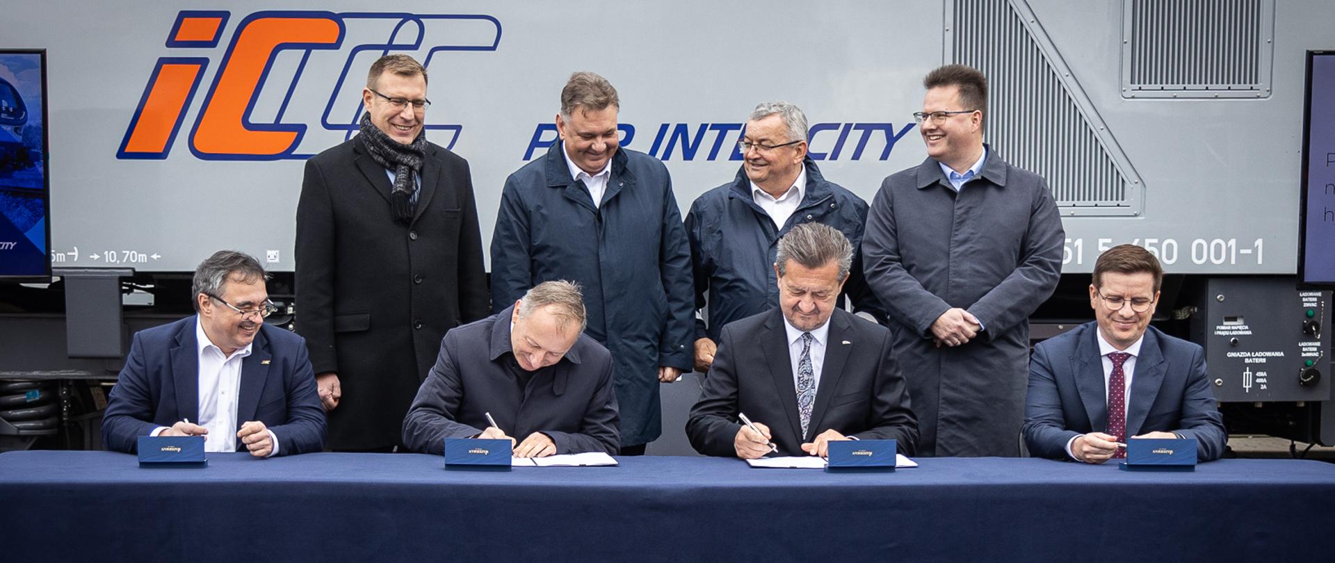 PKP Intercity zawarły 26 października 2022 r. kontrakt z PESĄ Bydgoszcz na zakup 16 nowych lokomotyw elektryczno-spalinowych